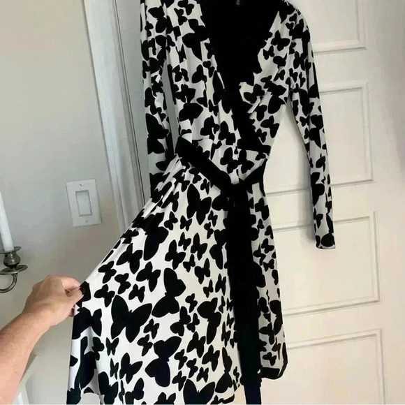 WHITE HOUSE BLACK MARKET - Black and white Butterfly pattern wrap dress - Size 6 - Picture 3 of 7